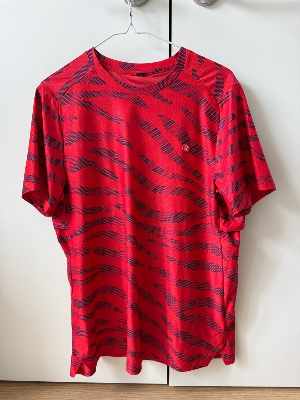 Men’s lululemon athletica Red & Black Zebra-Pattern Short Sleeve Tee